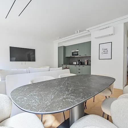 Апартаменты Luxurious & Famous Parisian Flat